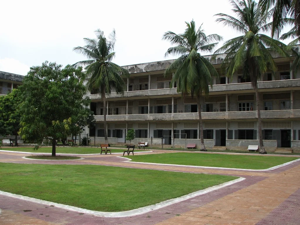 Tuol Sleng Soykırım Müzesi’nin avlusu ve yapıları · 2006