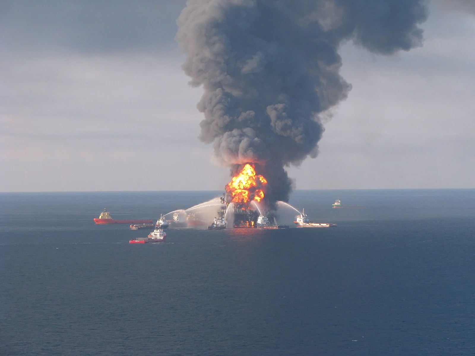 Deepwater Horizon’da yangınla mücadele · 21 Nisan 2010