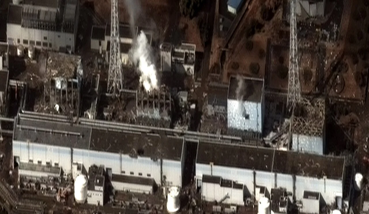 Fukuşima Daiichi tesisinin deprem ve tsunami sonrası hava görüntüsü · 16 Mart 2011