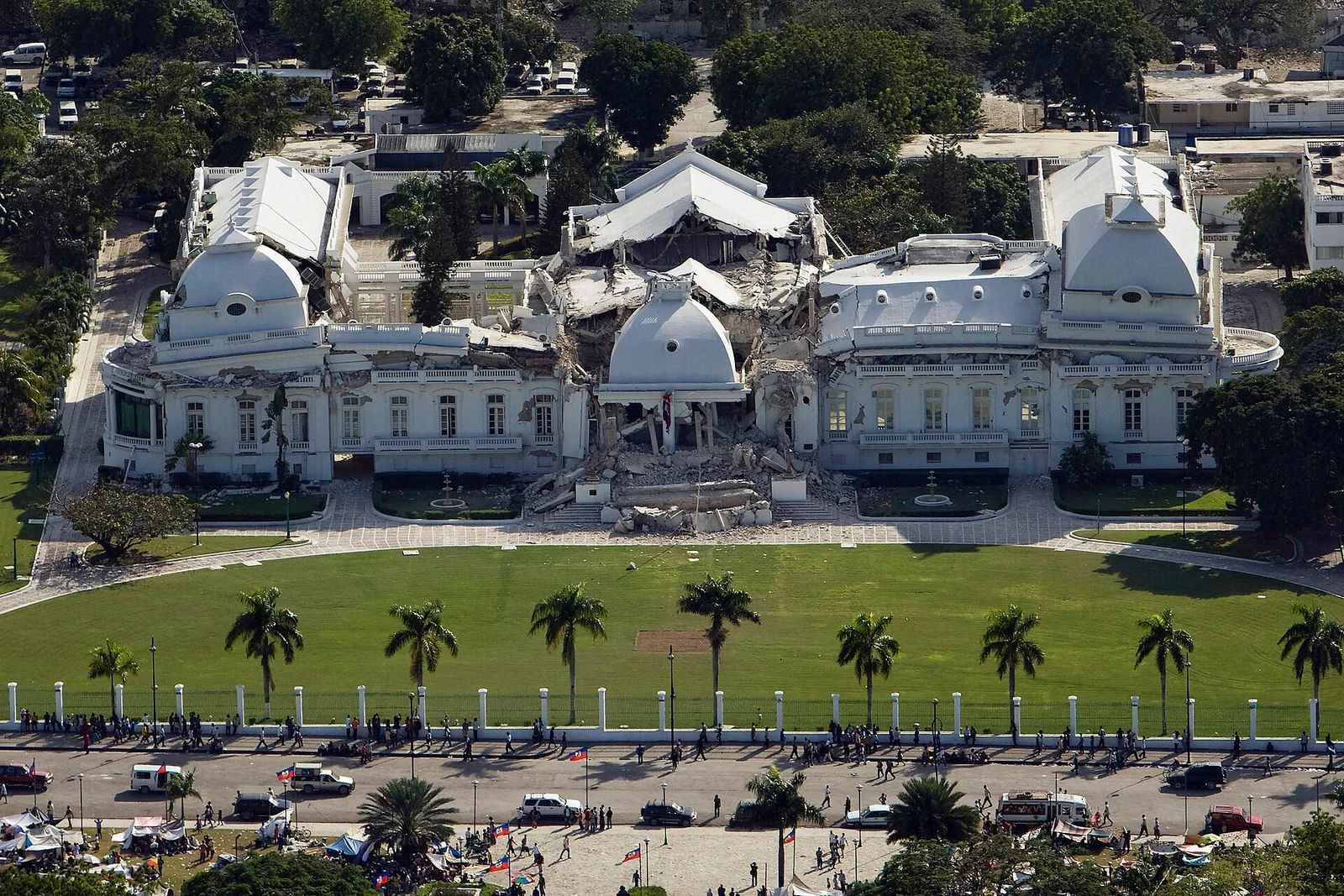 Port-au-Prince’te hasarlı Ulusal Saray · 13 Ocak 2010