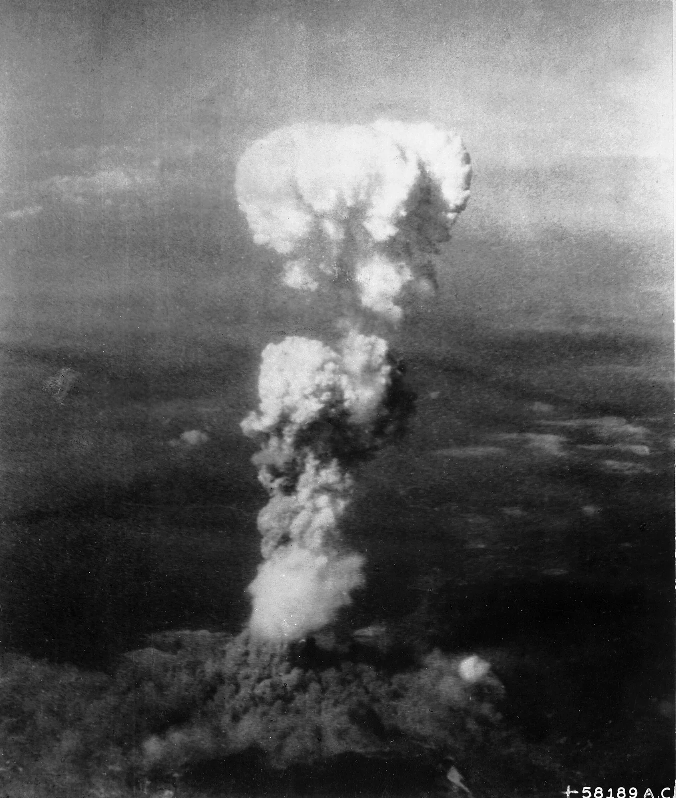 Hiroşima üzerindeki atom bulutu · 6 Ağustos 1945
