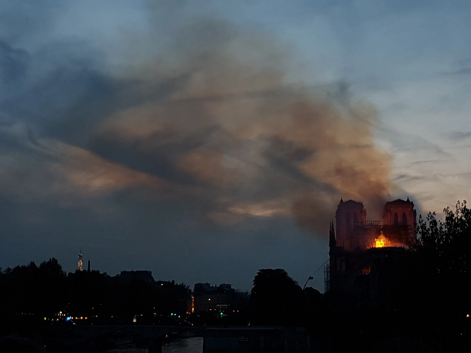 Notre-Dame yangını · 15 Nisan 2019, 21.01