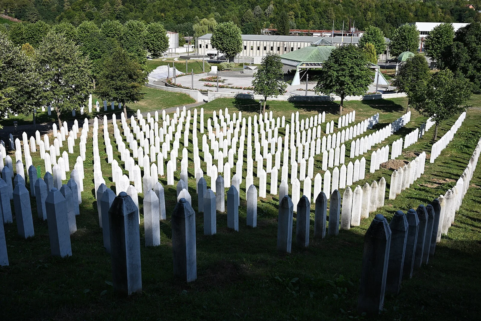 Srebrenica-Potočari Anıt Mezarlığı · 6 Ağustos 2024; bir anma mekânı