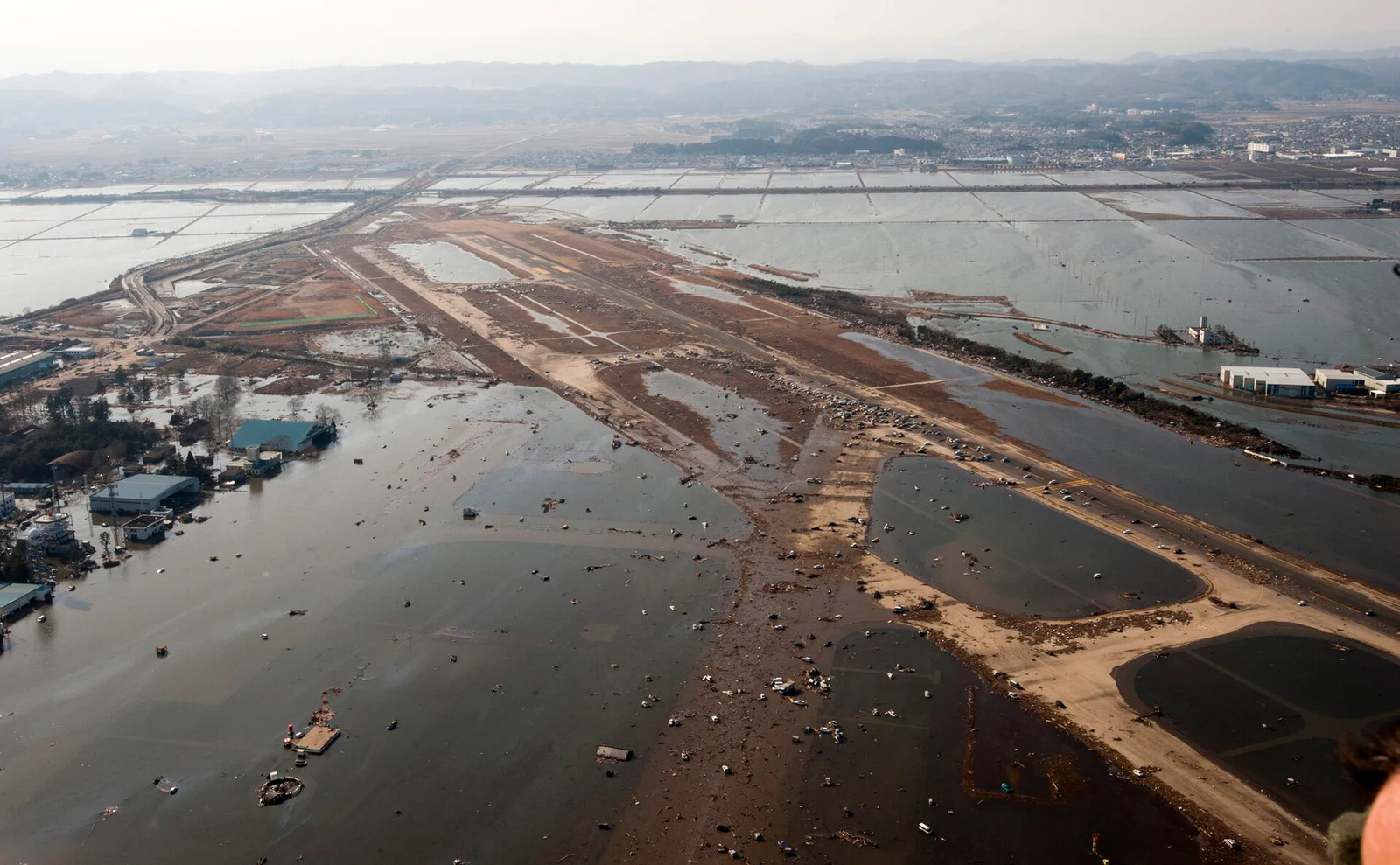 Sendai Havalimanı, deprem ve tsunaminin ardından · 13 Mart 2011