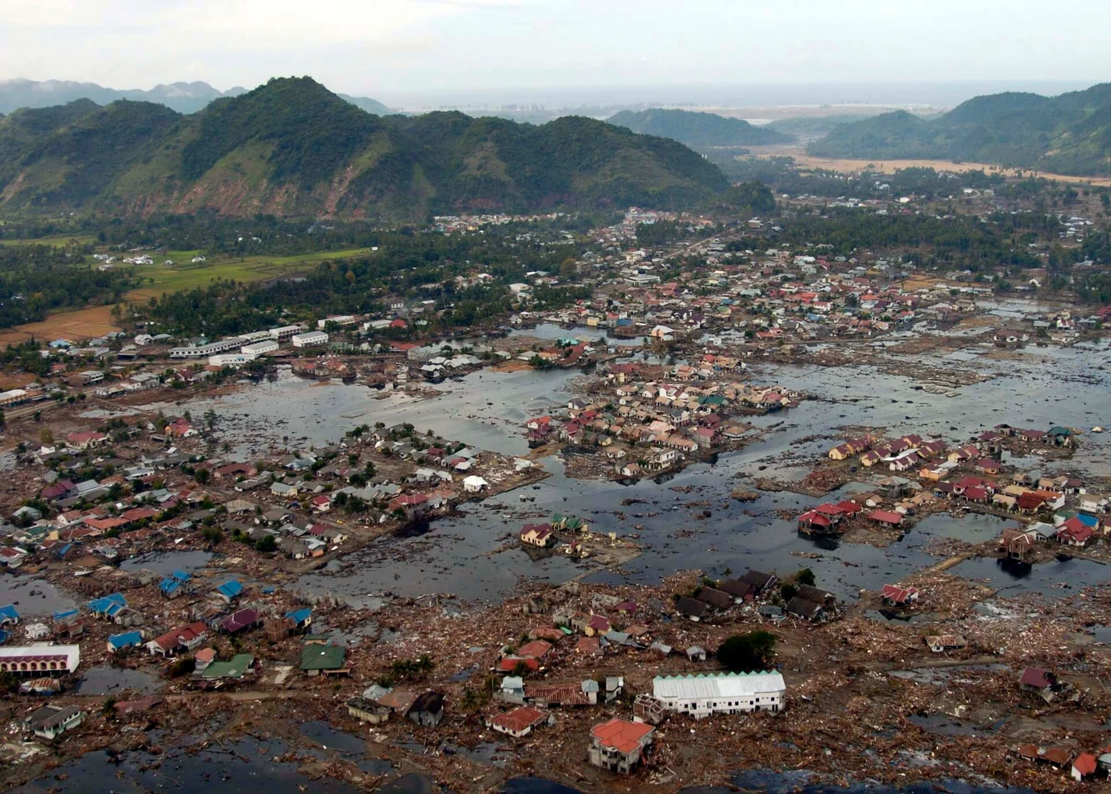 Sumatra kıyılarında tsunaminin ardından · 2 Ocak 2005